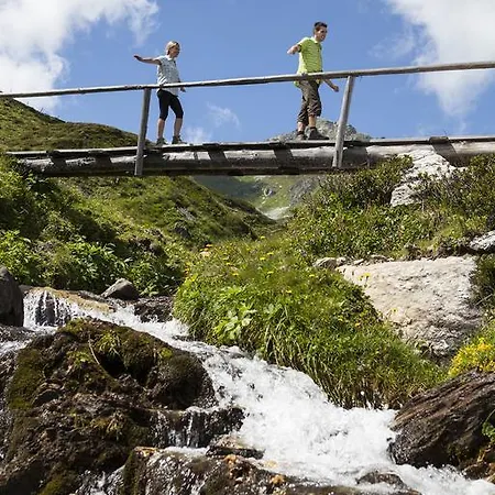 Eden Отель Тукс